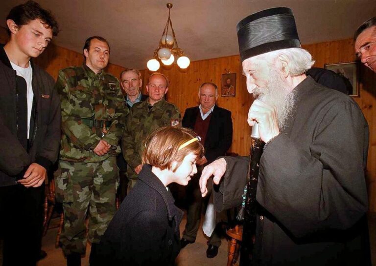 Ukrainos ortodoksai atsisako tradicijos bučiuoti dvasininko ranką
