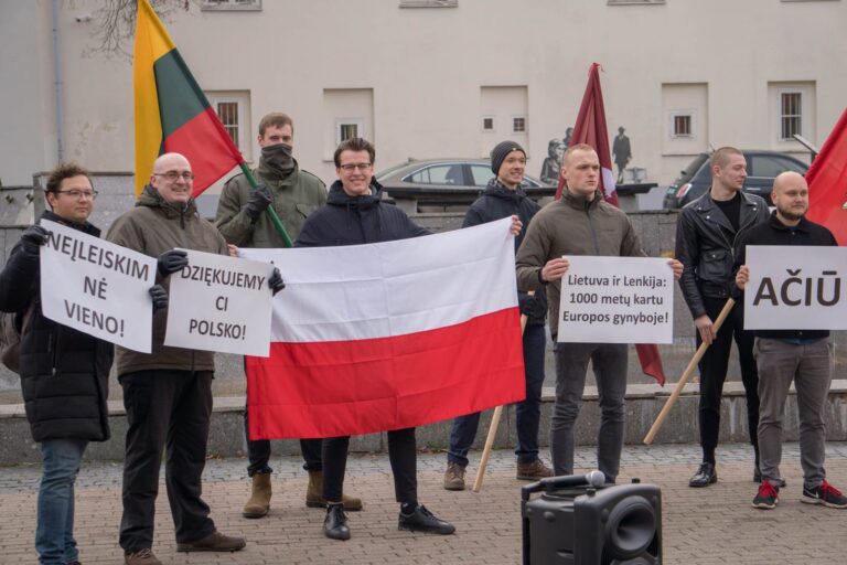 Patriotai Vilniuje išreiškė palaikymą Lenkijai