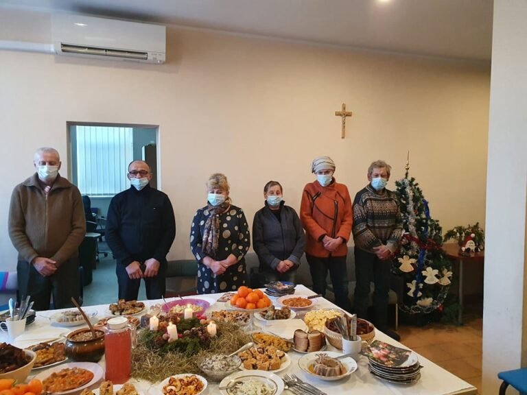 Vilkaviškio vyskupijos Caritas surengė Šv. Kūčių vakarienę vargstantiems