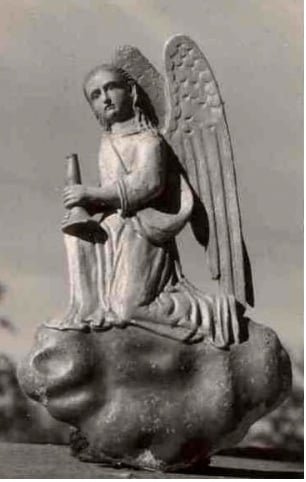 Dingę Angelų su žvakidėmis bareljefai