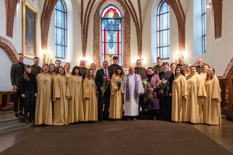 Baigiant kardinolo V. Sladkevičiaus metus – choro „Cantate Domino“ muzikinė-žodinė dovana