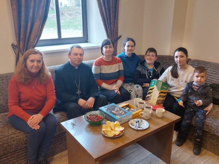 Telšių vyskupas A. Jurevičius aplankė ukrainiečius pabėgėlius