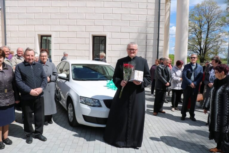 Leipalingio parapijiečiai atsisveikindami su klebonu padovanojo jam automobilį