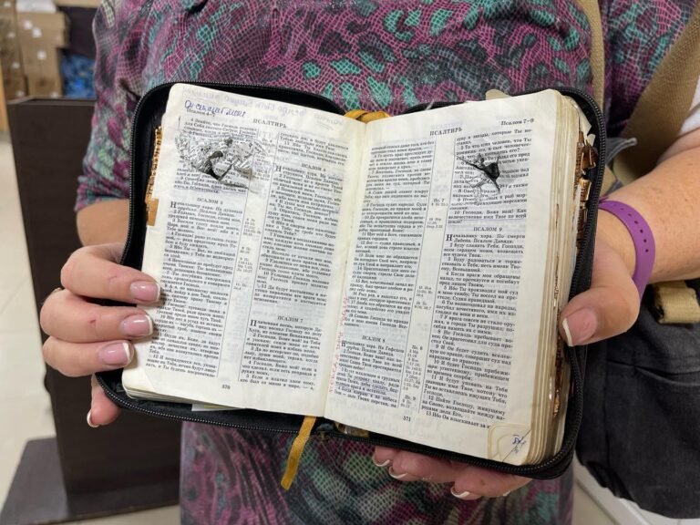 Per karinius veiksmus Ukrainoje Biblijos knyga išgelbėjo moters gyvybę