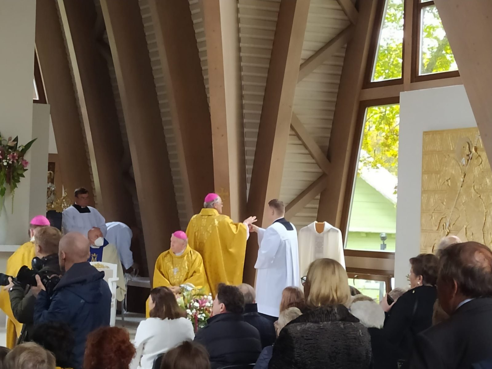 Dubingių bažnyčios konsekravimo akimirka