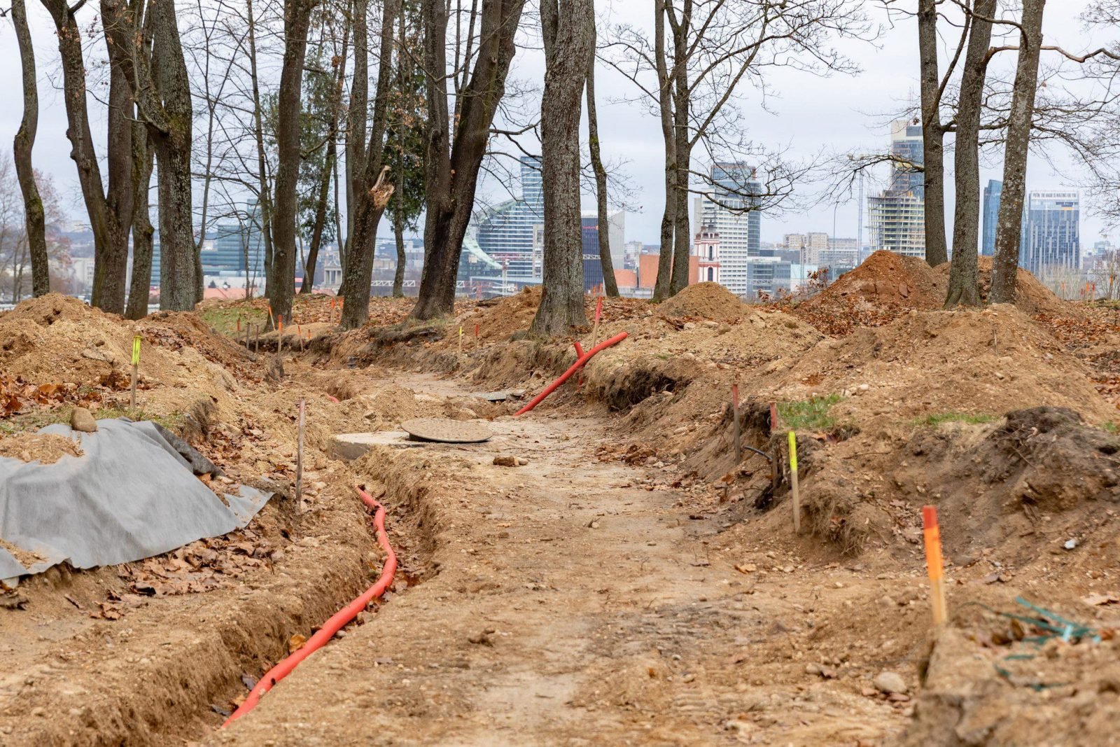 Archeologiniai darbai Liuteronų sode / Soc. tinklų nuotr.