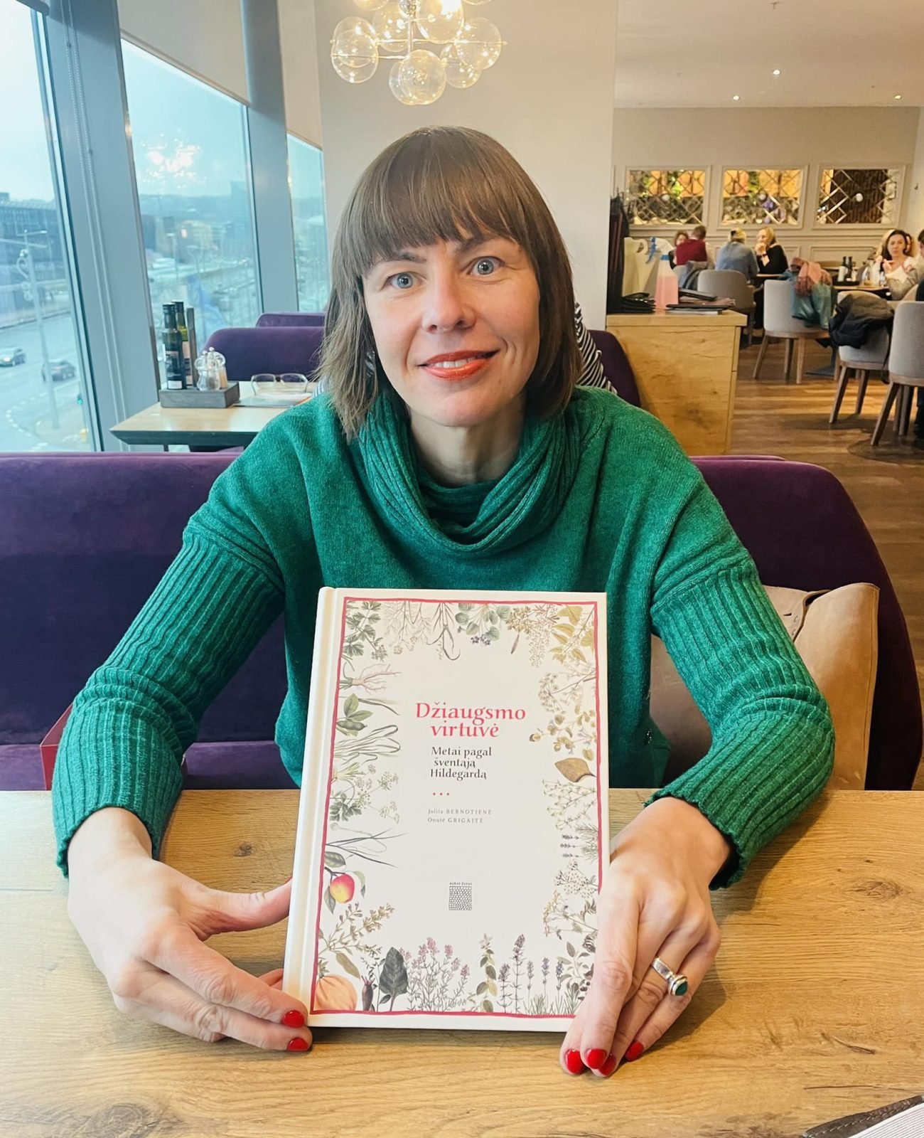 Rašytoja Jolita Bernotienė su savo naująja knyga / Soc. tinklų nuotr.