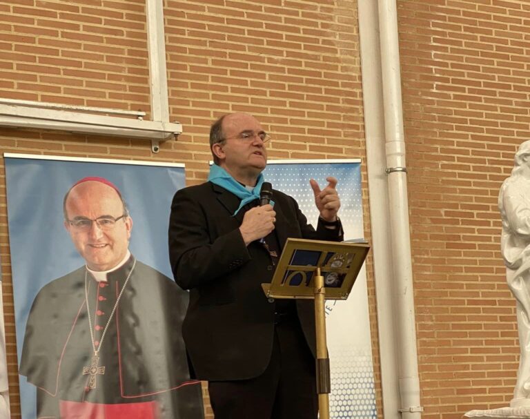 Ispanijos vyskupas dėl pagalbos homoseksualiems asmenims susikirto su vyriausybe
