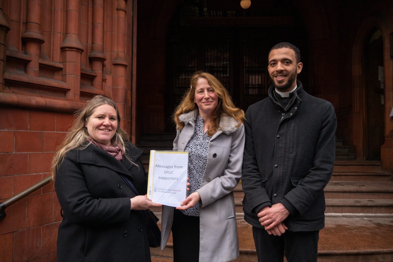 Isabel Vaughan-Spruce (viduryje) ir tėvas Seanas Goughas (dešinėje) / Soc. tinklų nuotr.