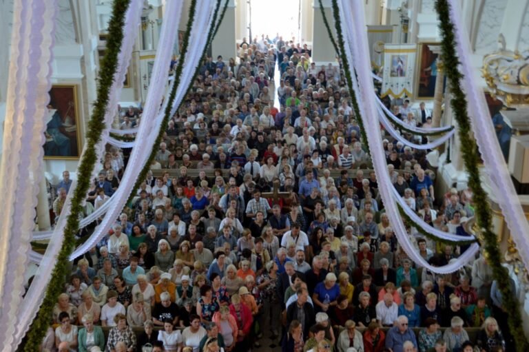 Per Žemaičių Kalvarijos atlaidus maldininkai netilpo bazilikoje