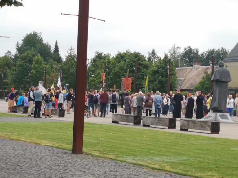Piligrimų padėkos žygis ir malda Šiluvoje