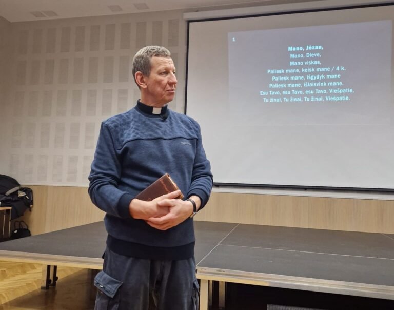 Susitikimas su kunigu A. Valkausku Anykščiuose sulaukė didžiulio dėmesio (vaizdo įrašas)