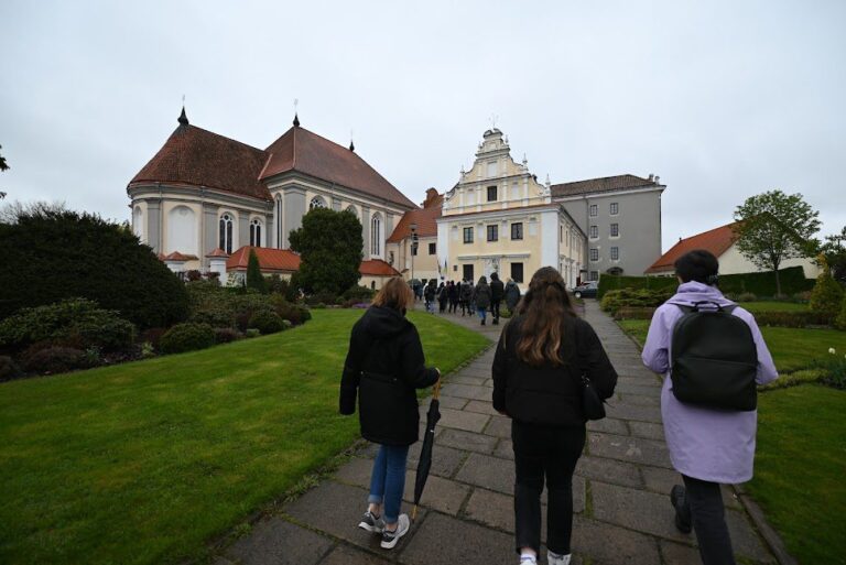 Pusšimtis žmonių ekskursijoje po Kauno kunigų seminariją ieškojo neatrastų lobių