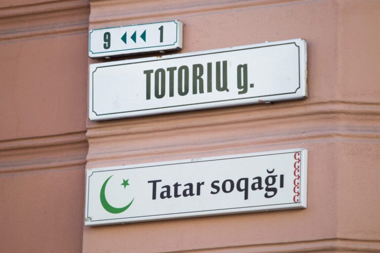 Dvylikoje senųjų totorių kapinių įrengti atminimo ženklai