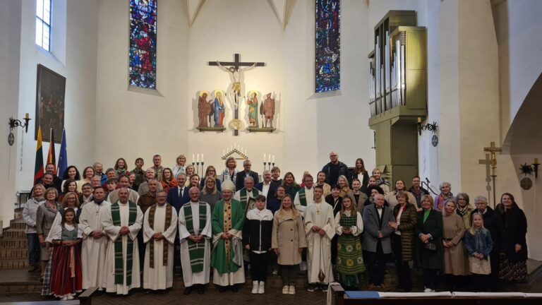 Arkivyskupas emeritas Lionginas Virbalas SJ lanko Vokietijos lietuvių bendruomenes