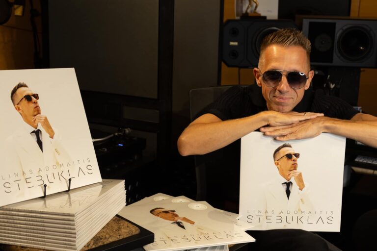 Linas Adomaitis išleido naują albumą ir kalėdinę dainą