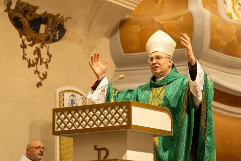 Kauno arkikatedroje bazilikoje vyko katechetų maldos vakaras