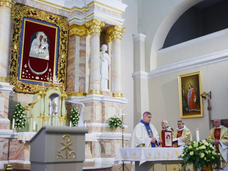 Zarasų Švč. M. Marijos Ėmimo į dangų bažnyčiai sugrąžintas stebuklingasis paveikslas