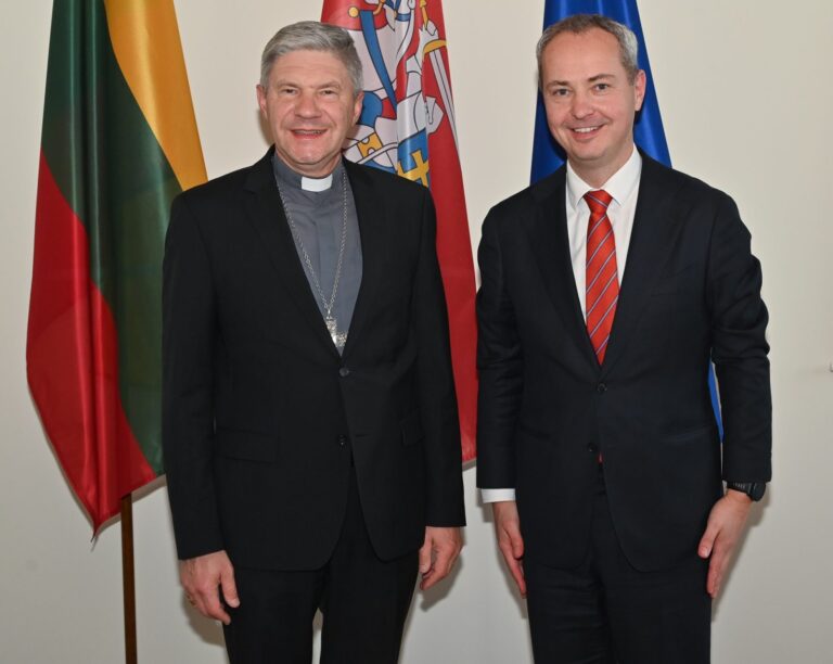 Užsienio reikalų viceministras Julius Pranevičius padėkojo Lietuvos vyskupų konferencijai