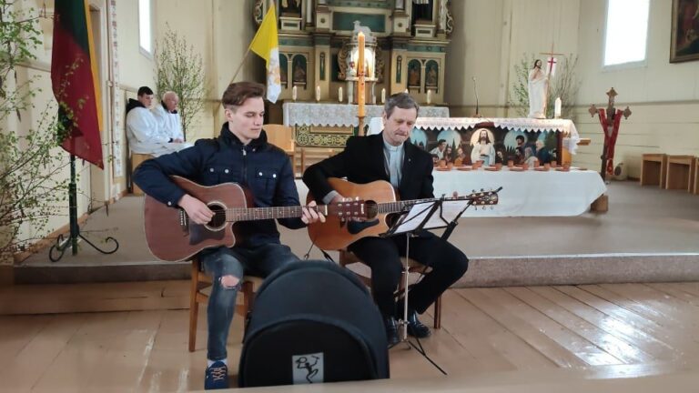 Kunigas Erastas Murauskas: kažkada buvau užsidaręs – gitara mane išlaisvino