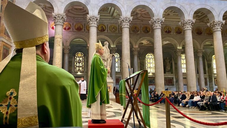 Lietuvių piligrimai meldėsi šv. Mišiose Šv. Pauliaus bazilikoje už Miesto sienų