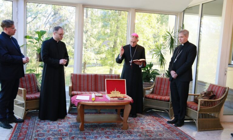 Popiežius palaimino Krekenavos Švč. M. Marijos paveikslo karūnas