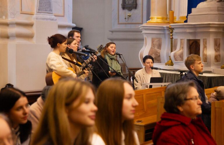 Kauno arkikatedroje bazilikoje vyko jaunimo malda