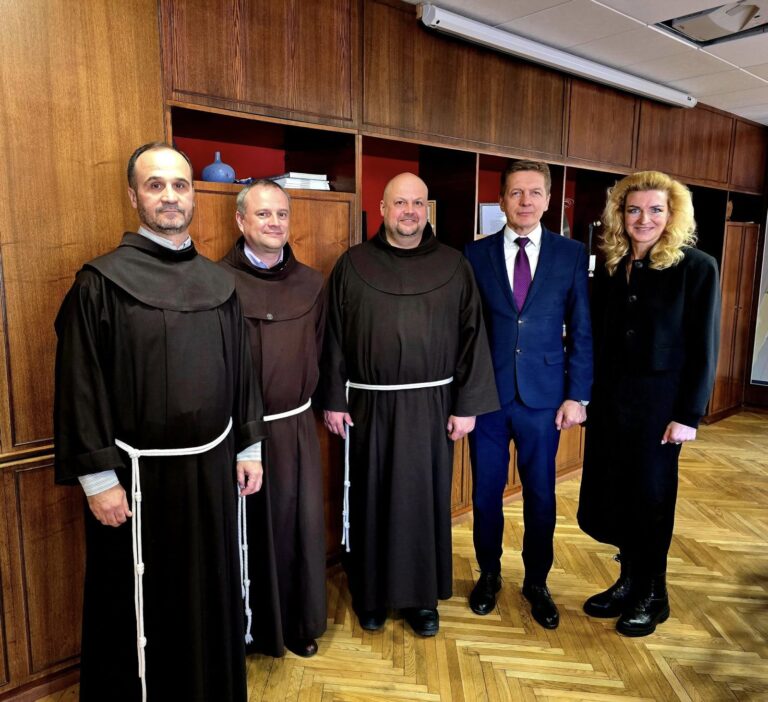 Naujoji Klaipėdos šv. Pranciškaus Asyžiečio vienuolyno sudėtis susitiko miesto meru Arvydu Vaitkumi