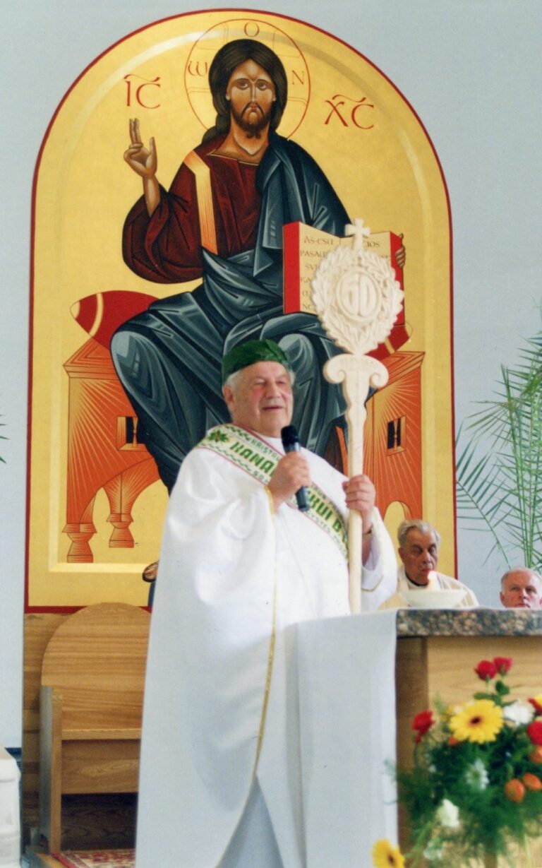 Amžinybėn iškeliavo Garbės kanauninkas, jubiliatas kunigas Bernardas Talaišis