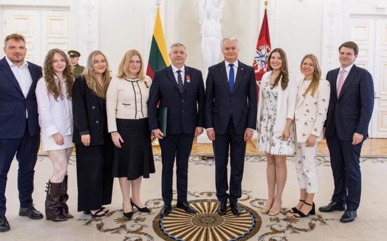 Prezidentas Gitanas Nausėda apdovanojo tėčius, tarp jų ir K. Vaicekauskas
