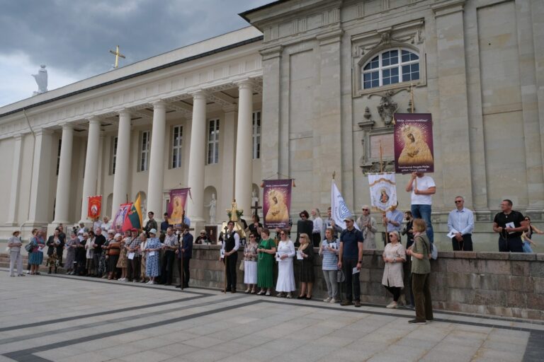 Baltic Pride 2025 festivalio metu prie Vilniaus arkikatedros vyko Atsilyginimo Rožančius