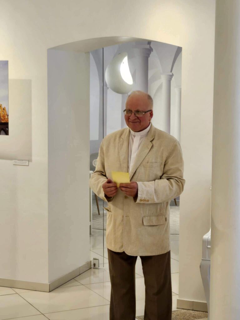 Kaune atidaryta kunigo Roberto Grigo fotografijos darbų paroda