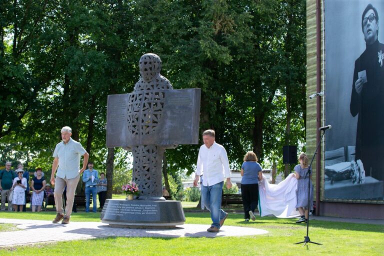 Naisiuose atidengta poetui Justinui Marcinkevičiui skirta skulptūra