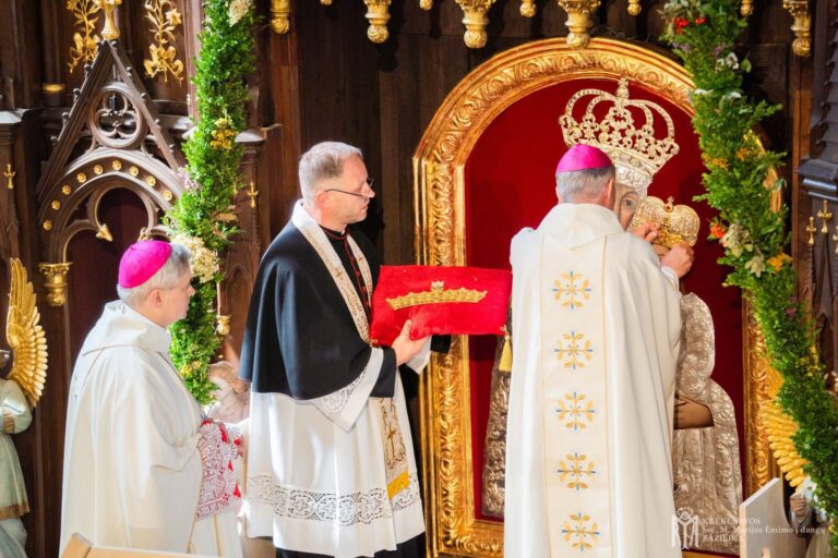 Krekenavoje įvyko istorinė Žolinės šventė – vainikuotas Marijos, Motinos Vilties, paveikslas
