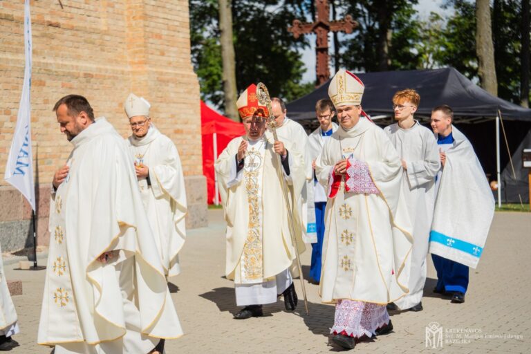 Žolinės atlaiduose Krekenavoje – maldos grupių diena