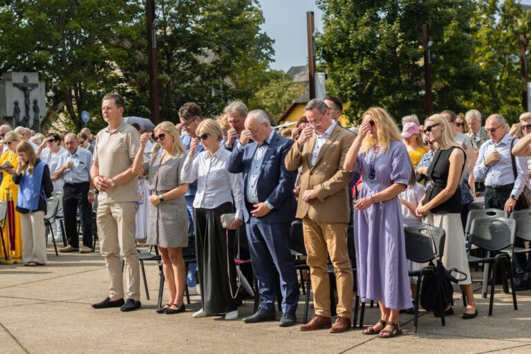 Šiluvoje melstasi už politikos, meno, kultūros, medijų žmones