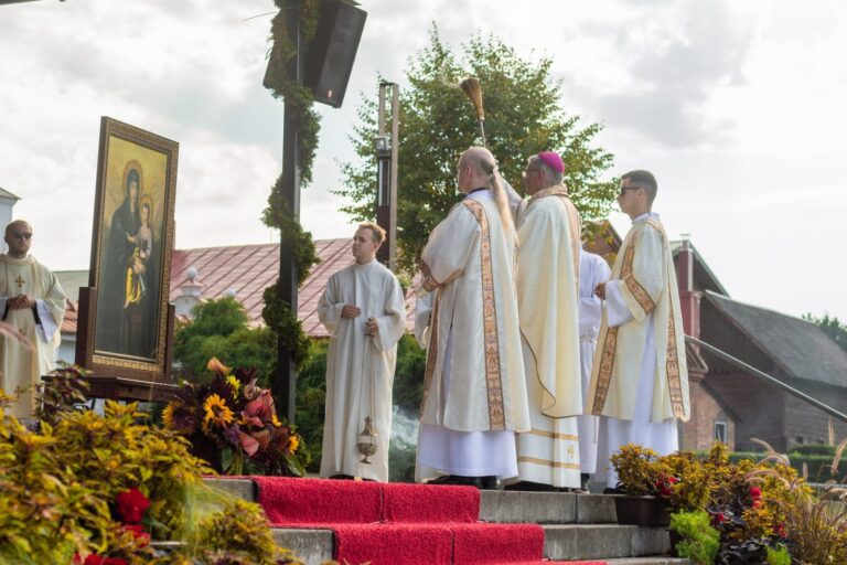 Kauno arkivyskupo Kęstučio Kėvalo iniciatyva arkivyskupijos parapijose prasideda Šiluvos Dievo Motinos paveikslo piligrimystė