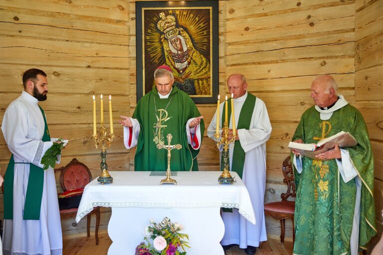 Gačionių dvare pašventinta koplyčia ir aukotos pirmosios šv. Mišios