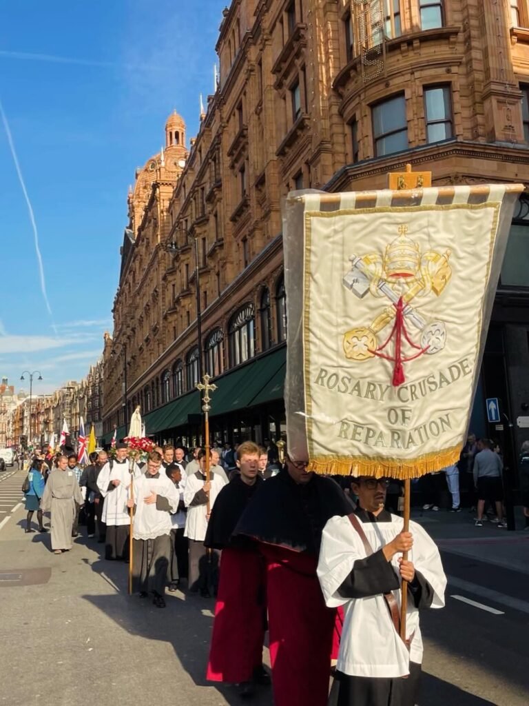 Atsiteisimo Rožinio eitynės Londone sutraukė gausų tikinčiųjų būrį