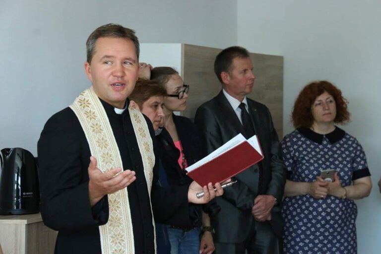 Vydmantų parapijos klebono Karolio Petravičiaus muzikinis sveikinimas Kovo 11 – osios proga