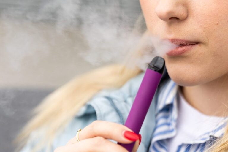 Seimo komitetas: e. cigaretės be cukraus ir saldiklių – nuo 2024-ųjų gegužės