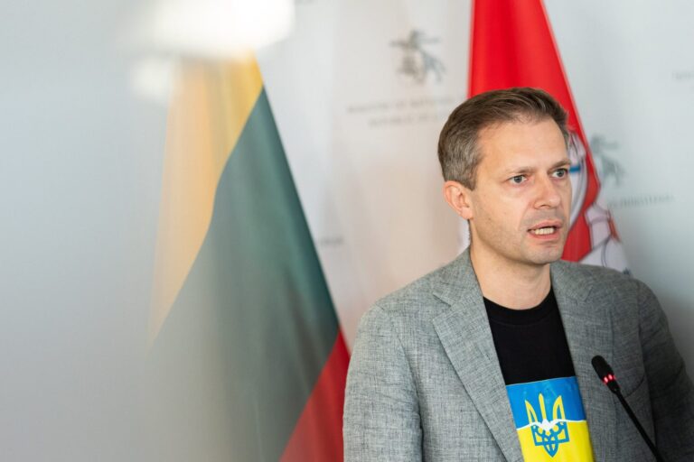 A. Tapinas duos į teismą parlamentarą R. Žemaitaitį ir advokatą I. Vėgelę