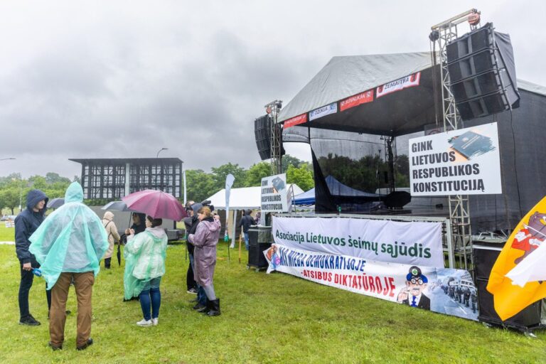 Prie Seimo rūmų surengtas Šeimų sąjūdžio protestas