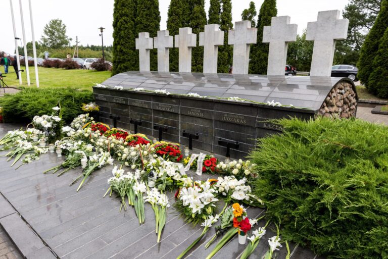 Lietuvoje minimos 32-osios Medininkų žudynių metinės
