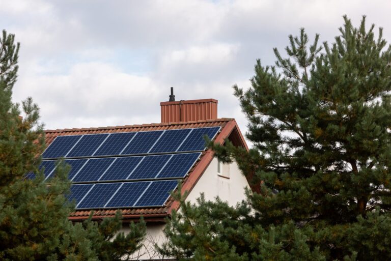 Artėjantis ES reikalavimas pastatams – privalomos saulės elektrinės ant stogų