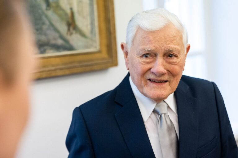 Prezidentas V. Adamkus nepritaria naktinių optinių taikiklių legalizavimui
