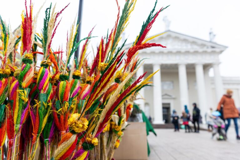 Lietuva siekia į UNESCO paveldo sąrašą įtraukti Vilniaus verbų rišimą bei Kūčių šventimą