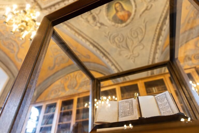 Vilniaus universiteto 445 metų jubiliejaus proga bus eksponuojamas M. Mažvydo „Katekizmas“