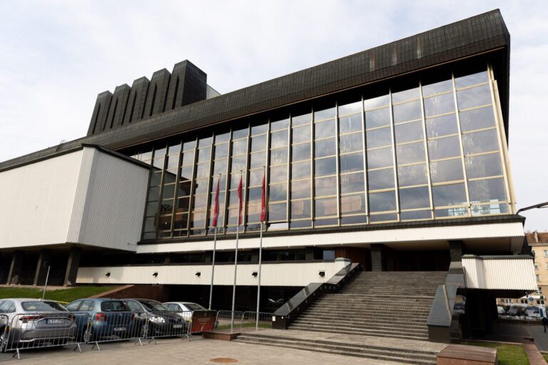 Grįžtam į 90-uosius? Pavogtos Operos ir baleto teatro apdailos detalės