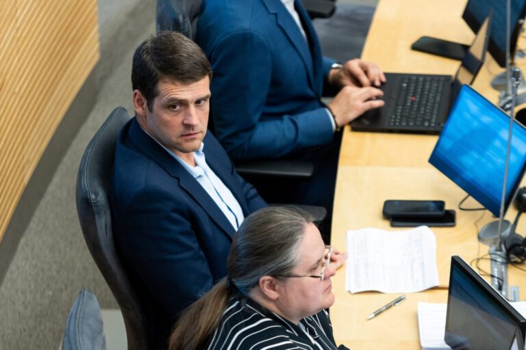Seimo komisija nutarė, kad yra pagrindas pradėti apkaltą R. Žemaitaičiui